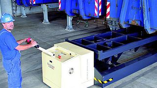 Zum Transport von bis zu 12 t schweren Müllcontainern setzt die Stadtentwässerung Frankfurt am Main einen speziell entwickelten Schwerlast-Hubwagen ein.  (Foto: Genkinger-Hubtex)