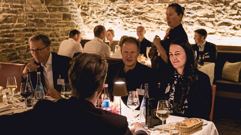 Hervorragend essen und trinken im „Steinreich“ – dem historischen Gewölbekeller des Schlosshotels.  (Bild: Stefan Bausewein)