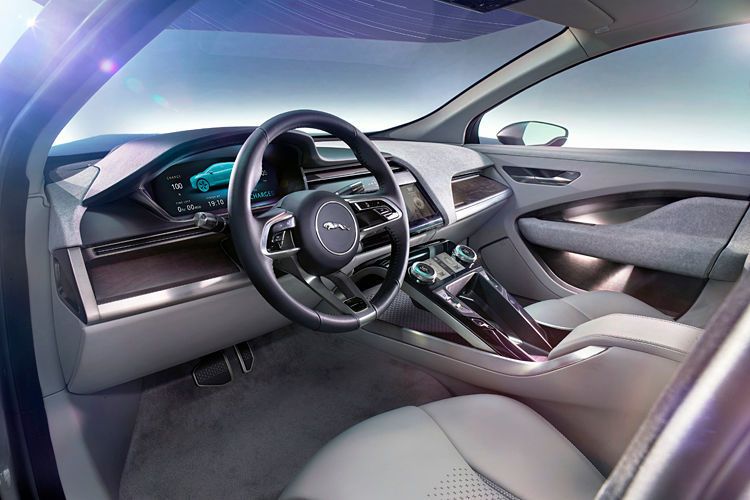 Das Cockpit besteht aus drei Displays: Zentralinstrument, Zentraldisplay auf der Mittelkonsole und kleineren Touchscreen zwischen den Einstellrädern für die Klimaanlage. (Jaguar Land Rover)