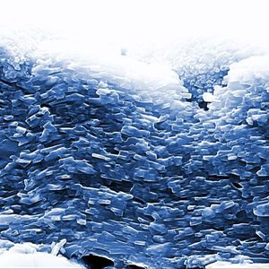 REM-Aufnahme der Bruchkante einer Ti2AlN-Schicht mit plättchenartigem Gefüge.