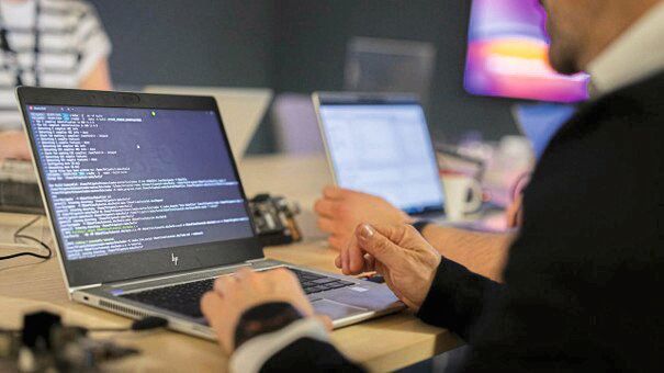 Entwickler bei der Arbeit mit den IAR-Build-Tools in der Kommandozeile. (Bild:  IAR Systems)