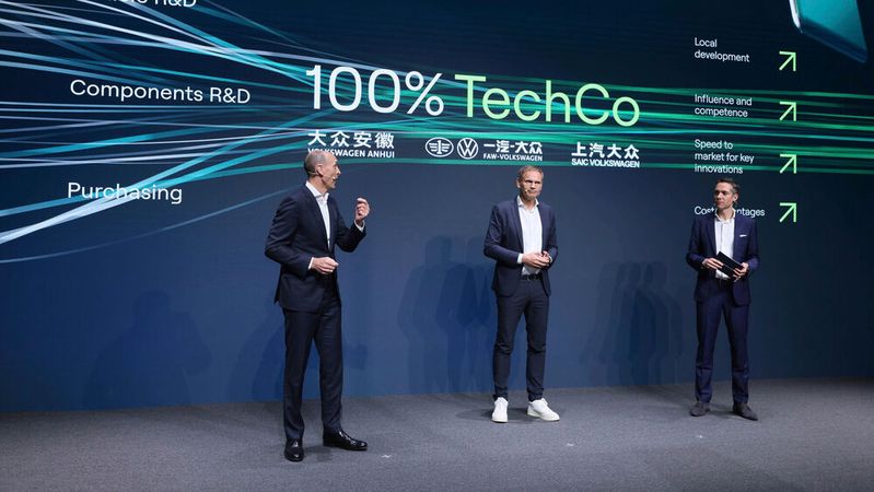 Ralf Brandstätter, Oliver Blume und Sebastian Rudolph (v. l.) bei der Vorstellung von „100%TechCo“ auf der Auto Shanghai.  (Bild:  Volkswagen AG)