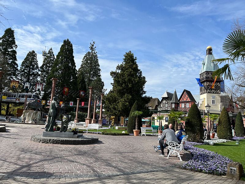 Ein Pläuschchen und Päuschen in der Sonne: Der gesamte Europapark steht den Teilnehmenden des CloudFests offen. (Bild: VIT / ewg)