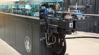 In einer ersten gelieferten Ausführung biegt die Rohrbiegemaschine CNC 25 E TB MR Stahlrohre bis zu einem Durchmesser von 25 mm bei einer Wandstärke von 2 mm und Edelstahlrohre bis 20 mm Durchmesser bei einer Wandstärke von 1,5 mm. (Schwarze-Robitec)