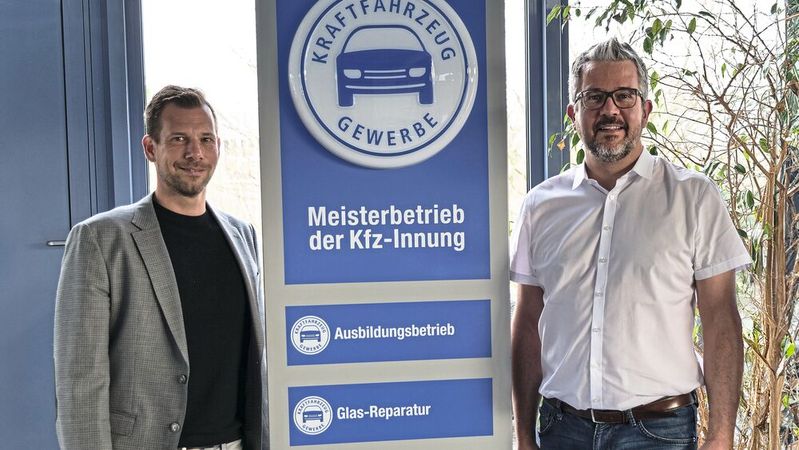 Peter Bredol (l.) ist neuer Geschäftsführer der neu zusammengelegten ZDK-Abteilung Technik und Berufsbildung. Carsten Berg leitet seit Apri l 2025 die Abteilungsbereich Berufsbildung.(Bild:  Edgar Schmidt - VCG)