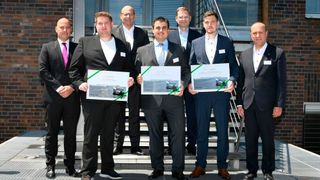 Nur drei der sechs Preisträger konnten an der Verleihung teilnehmen. Von links: Sascha Zaps, Regional CEO Europa, Joschua Weber, Peter Schuster, Geschäftsführer der Stiftung, Dani Bechev, Claus Bauer, Vorstand für Finanzen und IT, Christoph Zobel und Andreas Hamann, Vorsitzender des Stiftungsvorstands.  (Bild: Johannes Bräutigam)