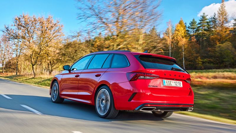 Den Octavia Combi RS Plus iV gibt es nicht nur als Kombi, sondern auch als Limousine mit einem teilzeitelektrischen Antrieb. (Bild: Skoda)