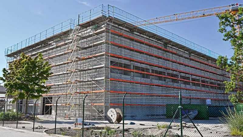 Die ehemals als atomare Wiederaufbereitungsanlage geplante Halle befindet sich bereits im Umbau.(Bild:  BMW)