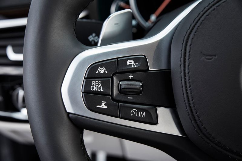 An der linken Speiche des Multifunktionslenkrades stellt der BMW-Fahrer das teilautonome Fahren ein. Die Elektronik steuert die Fahrt per Tempomat und Abstandsregelung. (BMW/Daniel Kraus)