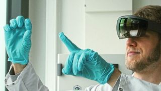 Augmented Reality via Datenbrille im Labor? Noch ist das die Ausnahme. (Fraunhofer IPA)