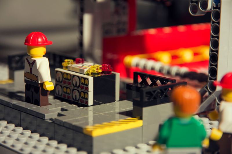 Die Arbeit am Projekt soll das abstrakte Denken sowie das strukturierte Arbeiten der Studenten fördern. „Außerdem können sie die Programmiersprache Java praktisch erlernen und müssen Herausforderungen lösen, die auch später im Berufsalltag auf sie zukommen“, erklärt Baumgart. (Bild: Lego Mindstorms)