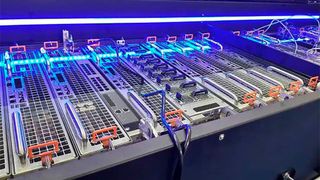 Im Jahr 2022 sagte Zane Ball, Corporate VP und General Manager Datacenter Engineering and Architecture bei Intel, bereits:  „Wir glauben, dass wir eine Zeit erreicht haben, in der die Flüssigkeitskühlung eine viel größere Rolle im Rechenzentrum spielen muss. Ich denke, die Zeit ist reif.“ (Bild: Submer/Intel)