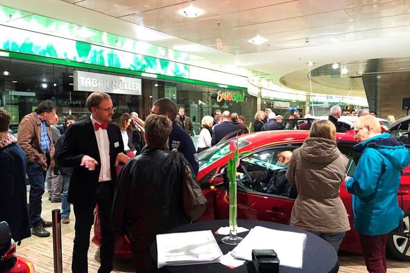 Die Premiere des Toyota Mirai feierte das Autohaus Keller öffentlichkeitswirksam in einem großen Siegener Einkaufszentrum. (Autohaus Keller)