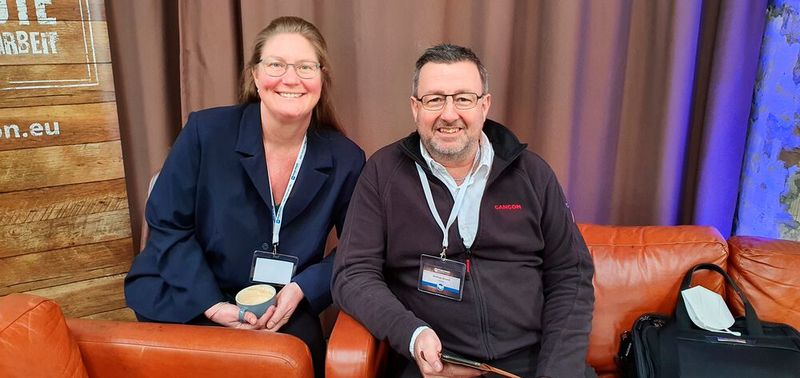 Partner Managerin Sandy Kellner (Macmon) im Gespräch mit Senior IT-Consultant Andreas Arnold (Cancom) (Bild: Macmon)