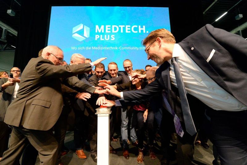 Offizieller Start der Plattform Medtech.plus mit allen beteiligten Partnern. (Messe Luzern)