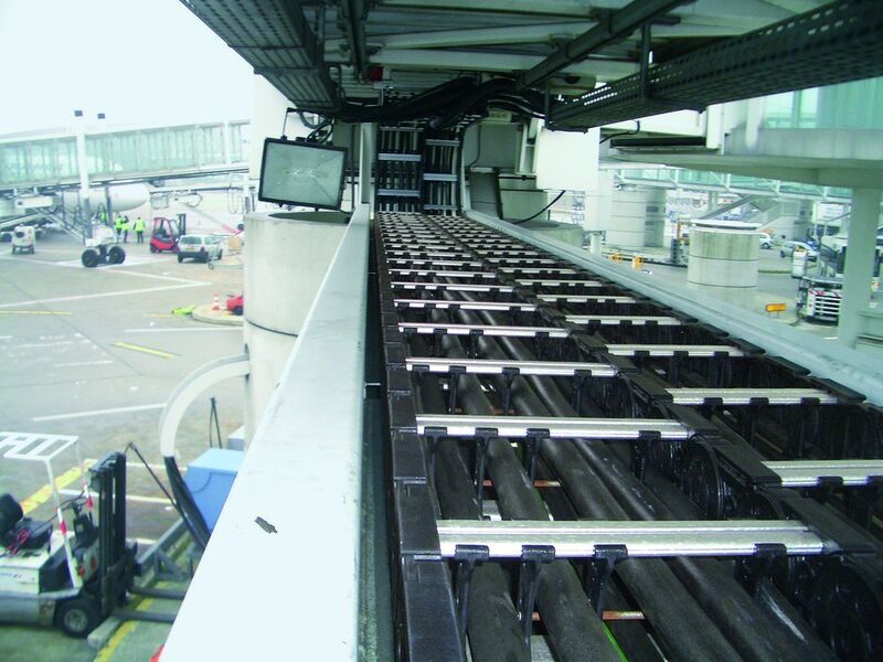 Insgesamt 18 Elektroleitungen,  Luft- und Hydraulikschläuche im Durchmesser von 15 bis 40 mm versorgen die Passagierbrücken. (Archiv: Vogel Business Media)