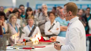 Uno de los puntos destacados es la charla experimental en directo sobre el manejo de sustancias peligrosas. (Imagen:Asecos / Lennart Preiss)