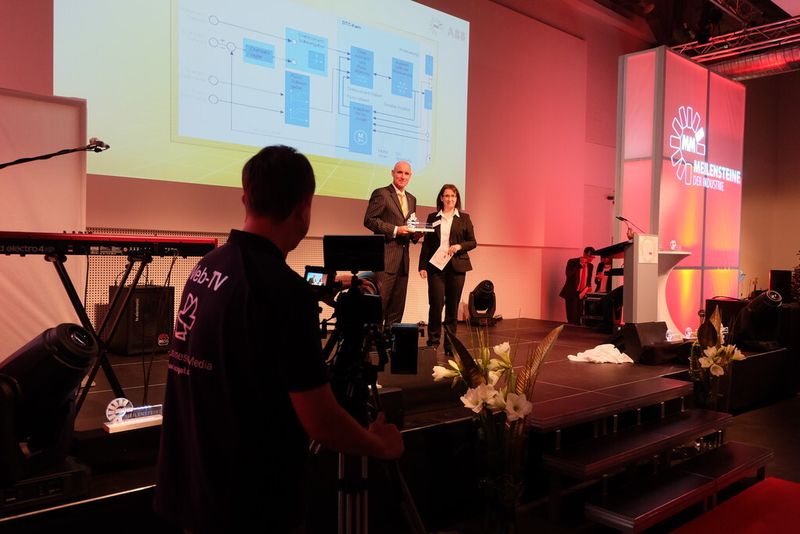 Hendrik Weiler, Geschäftsführer der ABB Automation Products GmbH, nahm aus Händen von MM-Redakteurin Stefanie Michel den Award für ABB entgegen. (Bild: Schreier)