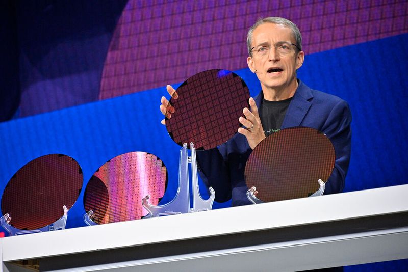 In der erste Hälfte 2024 soll die Server-CPU Sierra Forest mit 288 E-Cores kommen. Hier zeigt Pat Gelsinger einen Wafer mit den CPU-Dies, von denen jeweils zwei auf einem Prozessor sitzen. (Bild: Intel)