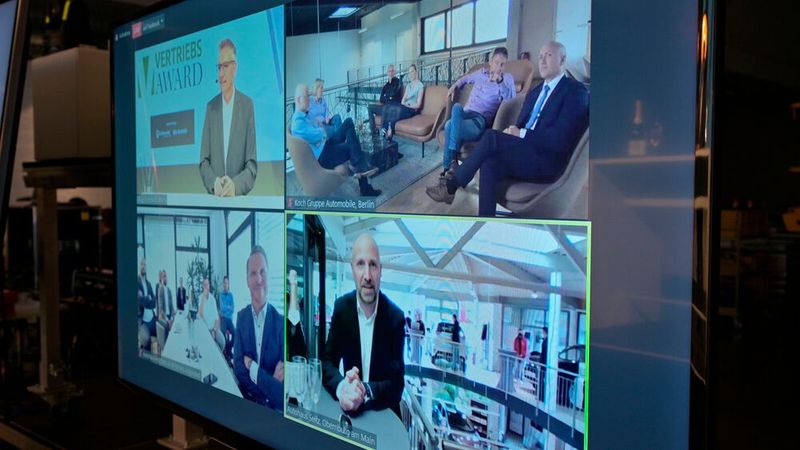 Die Preisträger verfolgten die Verleihung aus ihren Autohäusern. Wie bei Award-Verleihungen üblich kannte keiner die finale Entscheidung der Jury des Vertriebs Awards. (Bild: J. Untch/Vogel Communications Group)