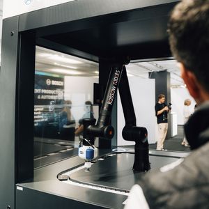 Virtuell absichern, real profitieren: Mit dem Engineering Digital Twin lassen sich Maschinen und Software simulieren, bevor die Anlage physisch gebaut wird. Darauf aufsetzende KI-Agenten optimieren die Modelle kontinuierlich und schaffen so die Datenbasis für eine hocheffiziente Anlagenplanung.(Bild:  Bosch)