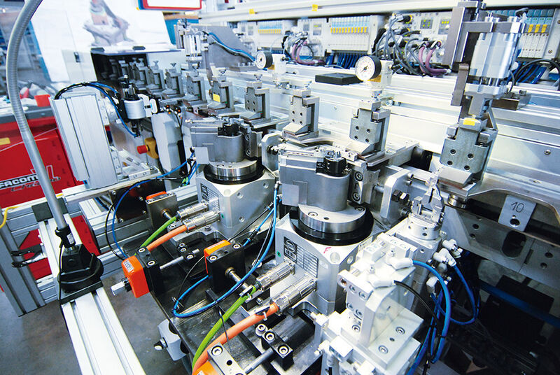 Linearmontagesystem LS 280 im perfekten Zusammenspiel mit ST 140 High-Torque-Dreheinheiten in medizintechnischer Anlage von Jouhsen-Bündgens. (Boild: Weiss)