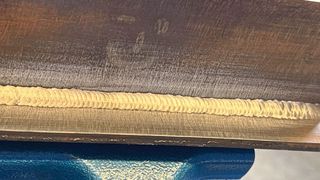 Auch MAG-Schweißen ist mit der Inna möglich. Material aus Stahl mit einer Stärke von 10 Millimeter wird durch eine Kehlnaht verschweißt.  (Bild: Dast Schweißtechnik / INperfektion)