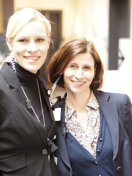 Svenja Mohn und Daniela Schilling von der Vogel IT-Akademie. Immer bereit, wenn es vor Ort etwas an- oder abzumoderieren galt.  (Foto: Rainer Graefen)