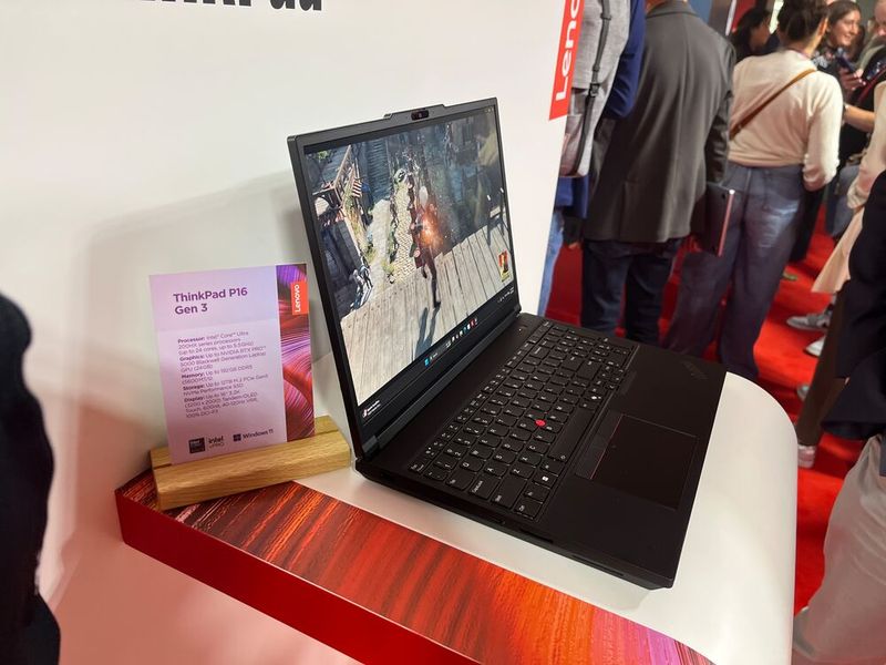 Lenovo stattet die mobile Workstation ThinkPad P16 Gen 3 mit Prozessoren der Core-Ultra-200HX-Serie von Intel sowie mit Nvidia-RTX-Pro-Grafikkarten bis zur 5000 Blackwell aus. Für das 16-Zoll-Display gibt es ein Tandem-OLED-Panel mit 3,2K-Auflösung. (Bild: Vogel IT-Medien)