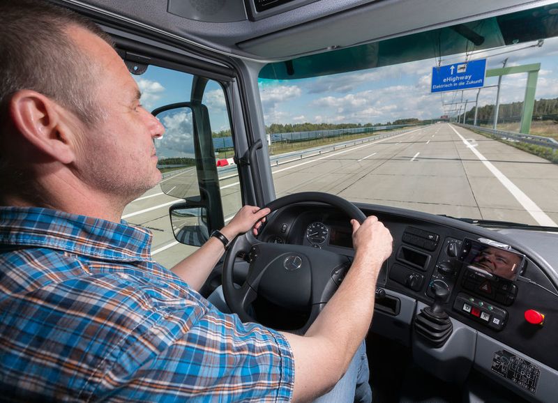Für das zweite Forschungsprojekt wurde in Groß Dölln eine neue, erweiterte Teststrecke in Betrieb genommen, die den Bedingungen eines realen Betriebs angepasst ist. Die Strecke erhielt eine mit bis zu 90 km/h durchfahrbare Kurve mit einer neu entwickelten, dem Kurvenverlauf angepassten Fahrleitung. (Siemens AG)