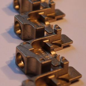 Da Siliziumtombak auf der Basis einer Kupfer-Zink-Legierung beruht, ist das äußere Erscheinungsbild den Werkstoffen Messing und Bronze ähnlich. 