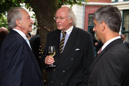 Fritz Haberl, der auch Aufsichtsratsvorsitzender der Techno war, im Zwiegespräch mit dem ehemaligen Leiter VW-Service, Knut Schüttemeyer.  (Archiv: Vogel Business Media)