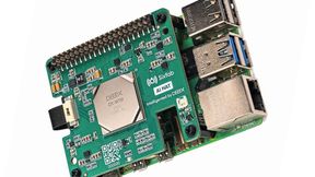 Raspberry Pi 5 mit Sixfabs AI HAT+ huckepack: Die DX-M1M-NPU von Deepx dient als KI-Beschleuniger, während die Raspberry-Pi-CPU Steuerungs- und Konnektivitätsaufgaben übernimmt. (Bild: Sixfab/Raspberry Pi)