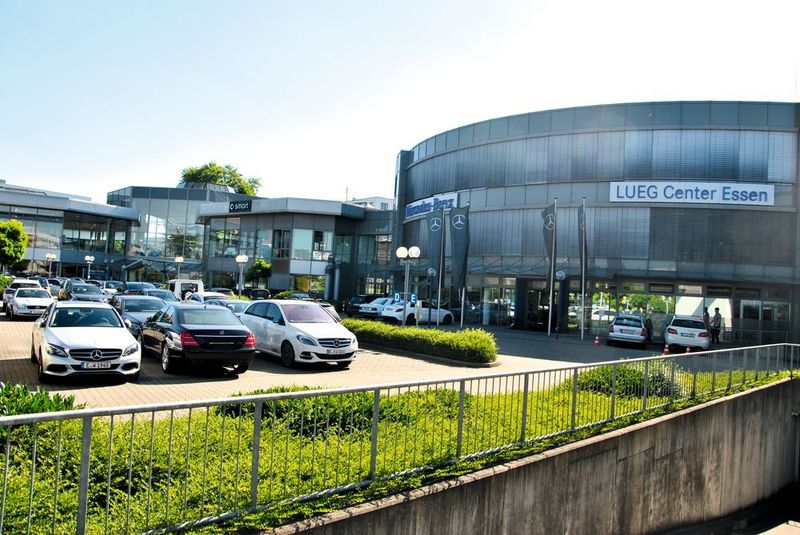 Der zentrale Eingangsbereich des Traditionsbetriebes in Essen. (Uhl/ »kfz-betrieb«)