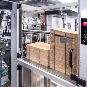 4.000 Zuschnitte passen in das Vertikalmagazin.  (Bild:  Gerhard Schubert GmbH)