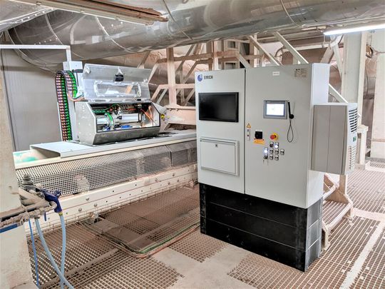 So sieht eine Weltpremiere aus! Die Eirich-Gruppe stellt zur Powtech 2022 den Qualimaster VC1 erstmals dem Fachpublikum vor. Künstliche Intelligenz verhilft dem System dazu, die Qualität von Granulaten umfassend zu prüfen, damit noch ressourcenschonender gefertig werden kann. So sieht eine Weltpremiere aus! Die Eirich-Gruppe stellt zur Powtech 2022 den Qualimaster VC1 erstmals dem Fachpublikum vor. Künstliche Intelligenz verhilft dem System dazu, die Qualität von Granulaten umfassend zu prüfen, damit noch ressourcenschonender gefertig werden kann.