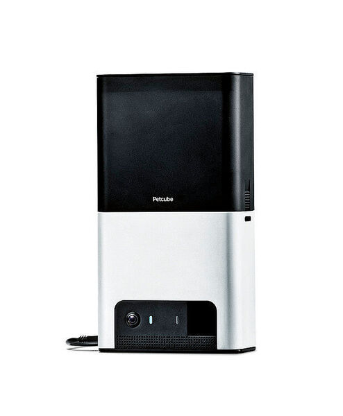 Haustierkamera Petcube Bites 2, Petcube, USA; (www.petcube.com): 		 ​  Die smarte Haustierkamera Petcube Bites 2 verfügt über eine integrierte Sprachsteuerung und einen Leckerli-Spender. Tierhaltern, die viel außer Haus sind, hilft sie, mit Hund oder Katze in Verbindung zu bleiben, von unterwegs aus mit ihnen zu sprechen oder ihnen sogar Leckereien zuzuwerfen. Auf dem Tisch stehend oder an der Wand hängend, passt das schicke Gerät in jede Wohnumgebung. Über die leistungsstarke KI meldet es dem Halter wichtige Vorkommnisse oder potenzielle Gefahren in Echtzeit und erleichtert ihm dank integrierter Amazon Alexa den Alltag. (Red Dot 2020)