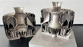 Der 3D-Druck in Metall inklusive das Laserauftragschweißen führt zu Bauteilen, die sonst kaum herstellbar wären. An der TU Berlin gibt es nun ein Forschungsgebiet, das sich mit der Zusammensetzung von druckbaren Materialien beschäftigt – der vierten Dimension im 3D-Druck! (Bild: F. Nautelmann)