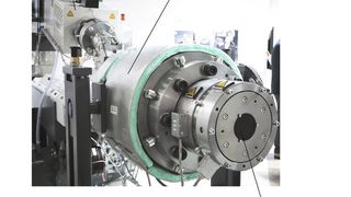 Aufbau eines Extruders: Ein Antrieb sorgt für die Rotation der Schneckenwelle, das Material wird über den Befülltrichter eingebracht und verlässt den Extruder wieder durch die Austragszone.  (R+W)