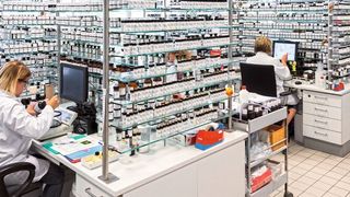 1 Regalmeter voller Dufterlebnisse – für die Mitarbeiter im Symrise-Labor Alltag: Hier testen sie in aufwändigen Versuchsreihen, was später in Drogerien, Parfümerien und Supermärkte kommt. (Miele)