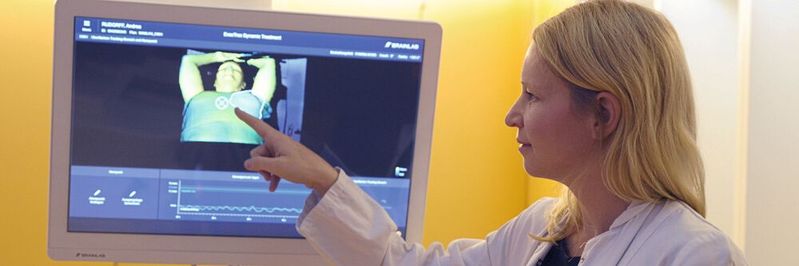 PD Dr. med. Carolin Senger verantwortet als Oberärztin der Klinik für Radioonkologie und Strahlentherapie der Charité – Universitätsmedizin Berlin die Behandlung der Patientinnen mit Mammakarzinom. Bei dieser profitieren sie und ihr Team davon, dass der DIBH-Workflow Körperkontur und Atmung mithilfe einer Thermaloberflächen-Kameratechnologie exakt überwacht.(©  Charité – Universitätsmedizin Berlin)