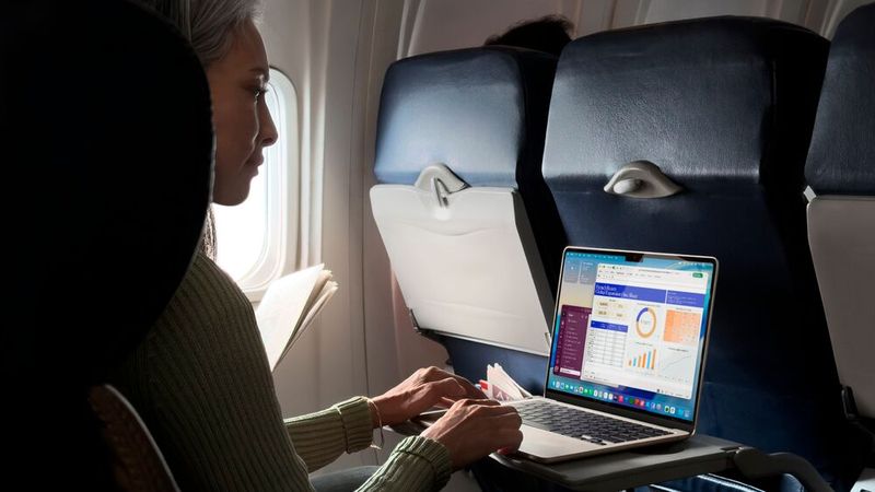 Das 13 Zoll große Macbook Air (M5) wiegt 1,23 kg und soll Akkulaufzeiten von bis zu 18 Stunden bieten. (Bild: Apple)