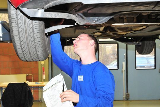 Kevin Hössel aus Hessen untersucht derweil einen Golf auf Fehler, die bei der HU zum Durchfallen führen würden. (Archiv: Vogel Business Media)
