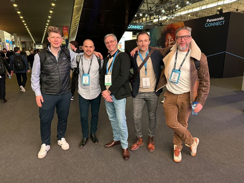 Das internationale Comline Team (v. l.) Tim Lassen, Walter Mercado, Mathieu Woisson, Frederic Teixeira und Richard Gäbel. (Bild: Vogel IT-Medien GmbH)