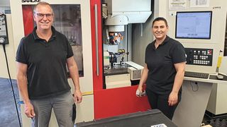 Von links: Hans Kronawitter von der Linner Group und Evrin Kocak von GDS-Service vor der Werkzeugmaschine mit „µGrind booster“. (Bild: Linner Group)