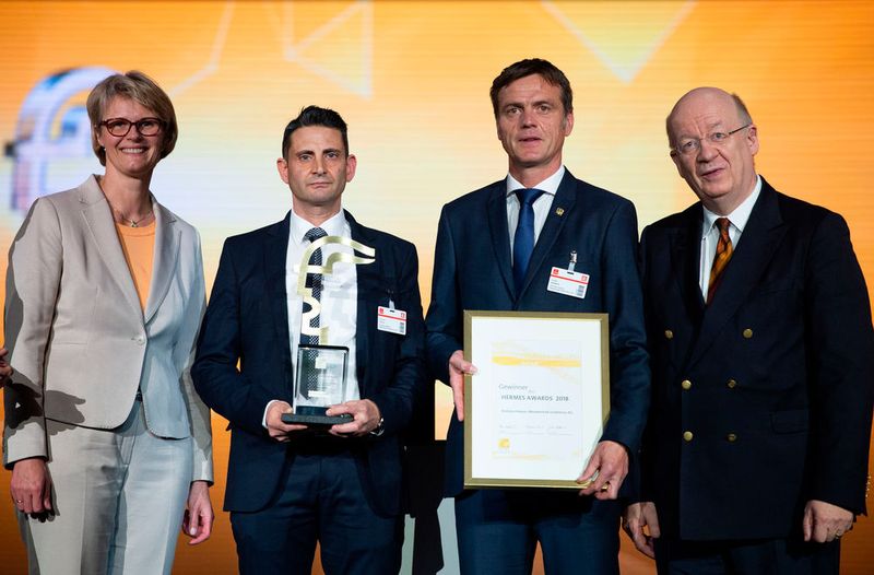 Gewinner des Hermes Award 2018 ist Endress+Hauser Messtechnik. Im Bild: Anja Karliczek (Bundesministerin für Bildung und Forschung), Harald Hertweck (Managing Director Endress+Hauser Wetzer GmbH+Co.KG), Giovanni Colucci (Endress+Hauser Messtechnik) und Prof. Dr. rer. nat. Dr. h.c. mult. Wolfgang Wahlster (Vorsitzender der Geschäftsführung des Deutschen Forschungszentrums für Künstliche Intelligenz sowie Vorsitzender der Hermes Award-Jury). (Bild: Deutsche Messe)
