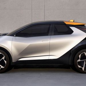 Zu der Zweifarb-Lackierung aus  Silber und Schwarz kommt beim  C-HR Prologue ein dritter Farbakzent in Schwefelgelb hinzu. (Bild:  Toyota)