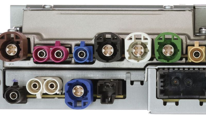 Am Zentralrechner – neudeutsch Headunit – des VW Touareg (Typ 7P) sind fünf Fakra-Verbindungen verbaut. Hinzu kommen fünf HSD- (vierpolig) sowie Ethernet-, MOST-Bus- und Quadlock-Anschlüsse.(Bild:  Quaestum)