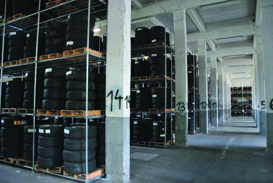 Reifen als perfektes Kundenbindungsinstrument: 2.200 Satz hat Schmolck davon eingelagert. (kfz-betrieb)