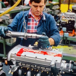 Die ersten kompletten Vierzylinder-Aggregate der Motorenfamilie II, mit 1.8 und 2.0 Liter Hubraum, wurden 1981 gebaut. Die Fertigung von Dieselmotoren nahm das Werk 1982 auf.(Bild:  Opel)